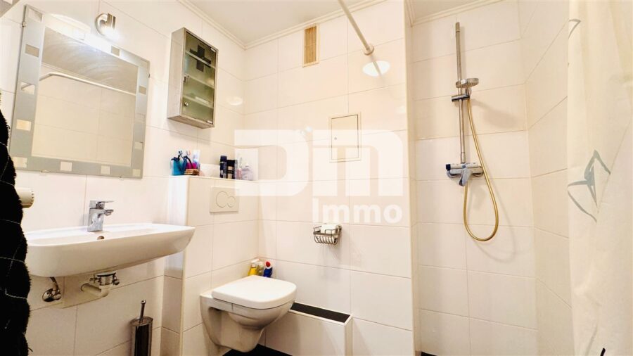 Modernisiertes Mehrfamilienhaus mit 8 Wohneinheiten und 2 Gewerbeflächen - Badezimmer WE5